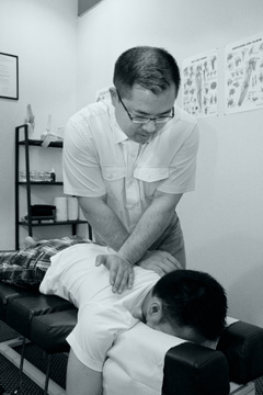 photo of chiropractor adjusting the alignment of the upper spine